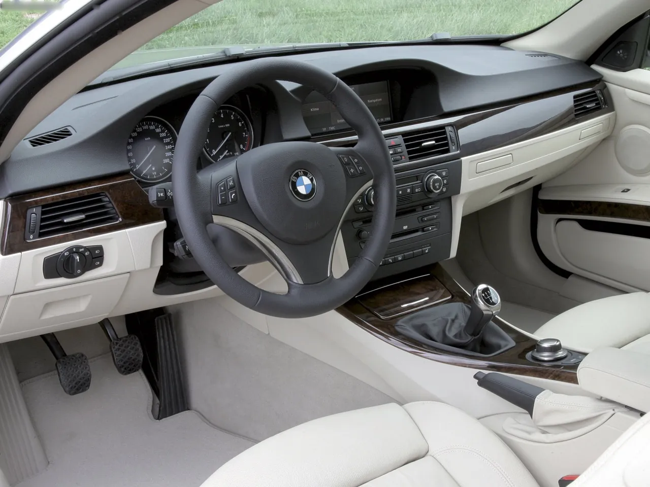 BMW 335i Coupe (2007) – interiér