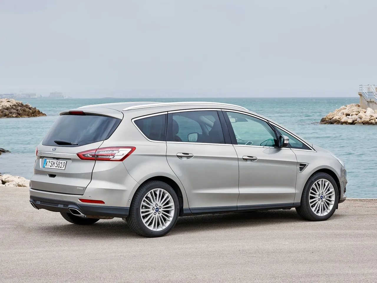 Ford S-MAX (2015) – zadní tříčtvrteční pohled