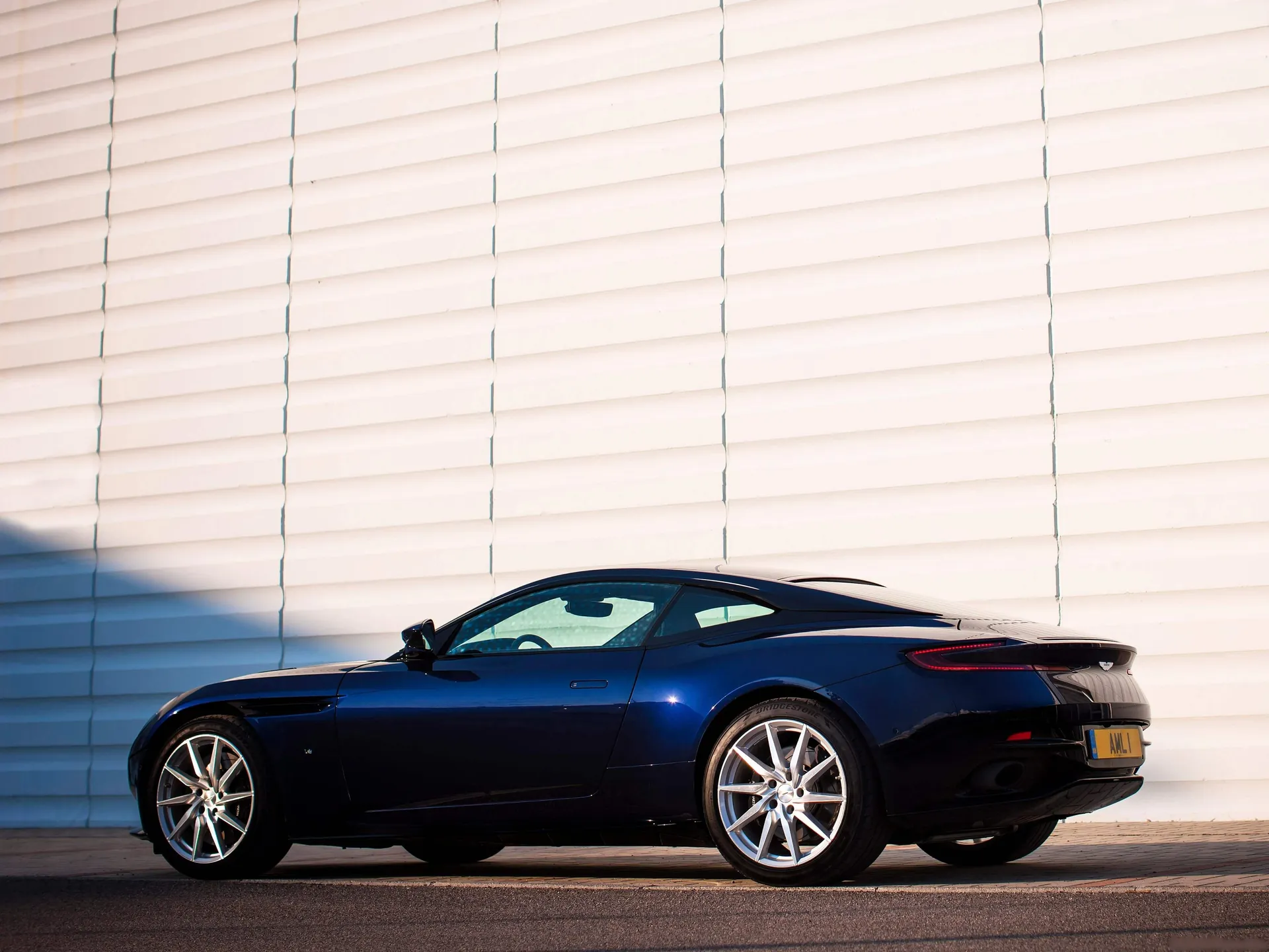 Aston Martin DB11 (2017) – zadní tříčtvrteční pohled