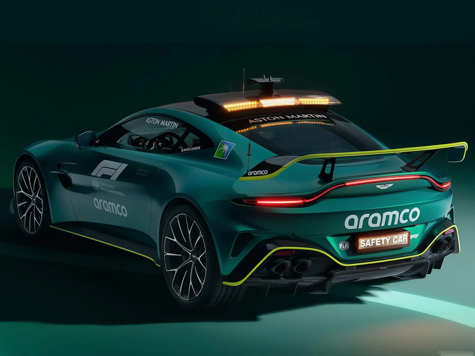 Aston Martin Vantage F1 Safety Car (2024) – zadní tříčtvrteční pohled