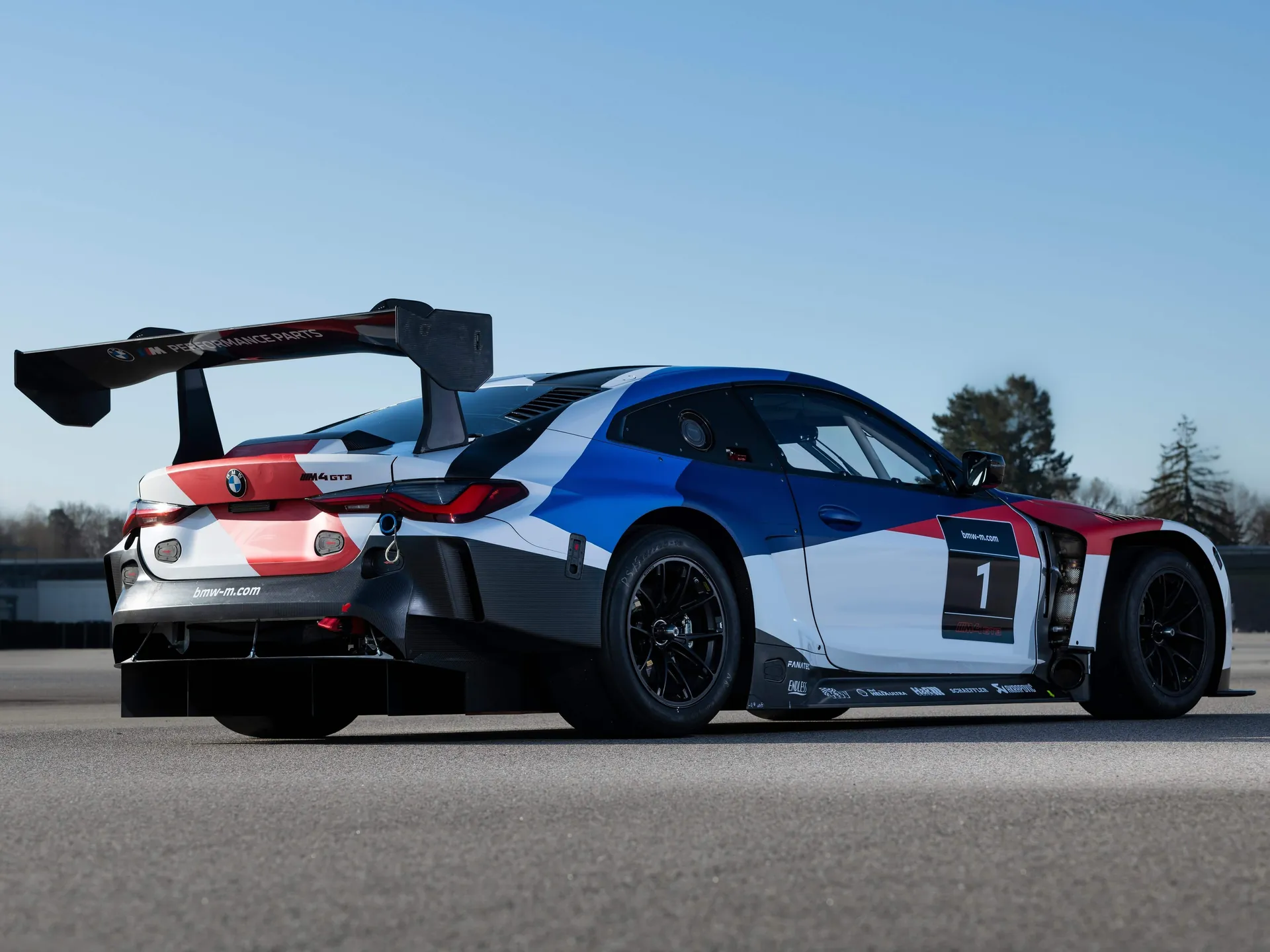BMW M4 GT3 (2022) – zadní tříčtvrteční pohled