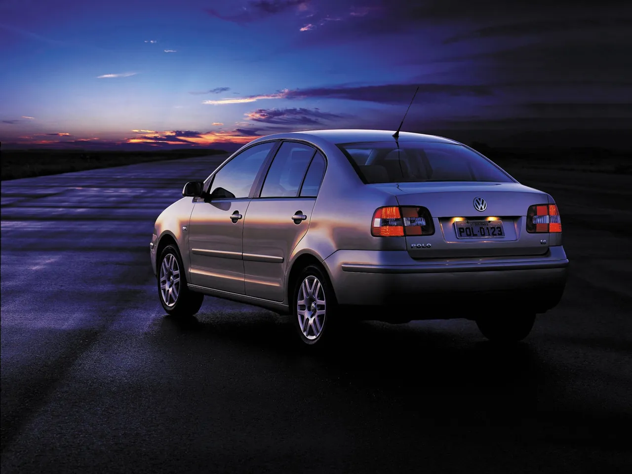 Volkswagen Polo Sedan (2003) - Rear Three-Quarter