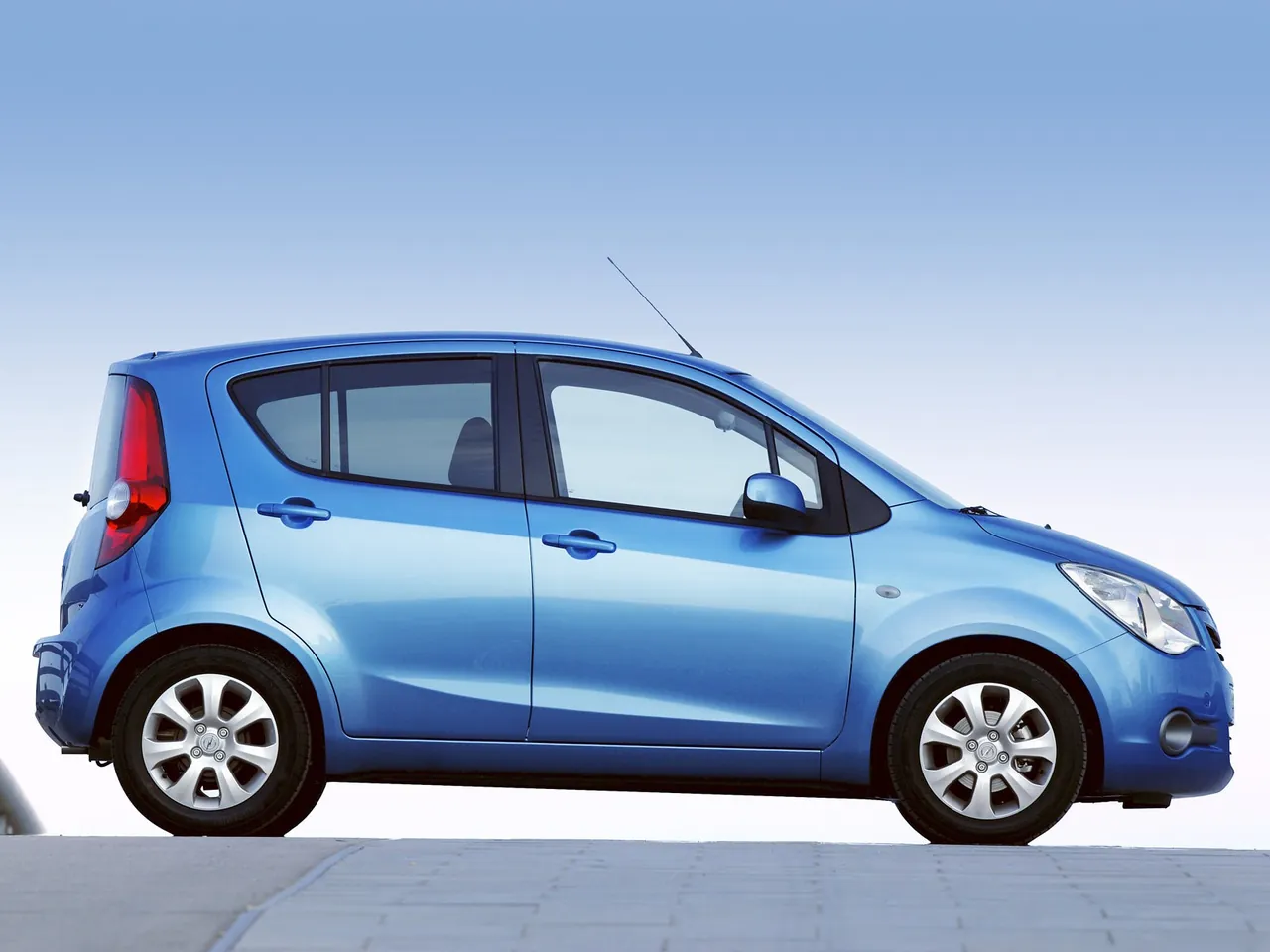 Opel Agila (2008) – boční profil