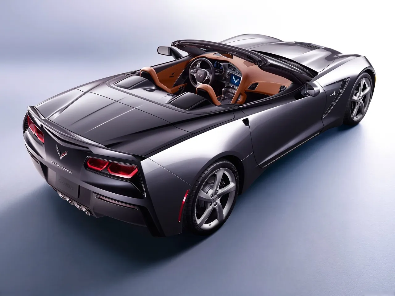Chevrolet Corvette C7 Stingray Convertible (2014) – zadní tříčtvrteční pohled