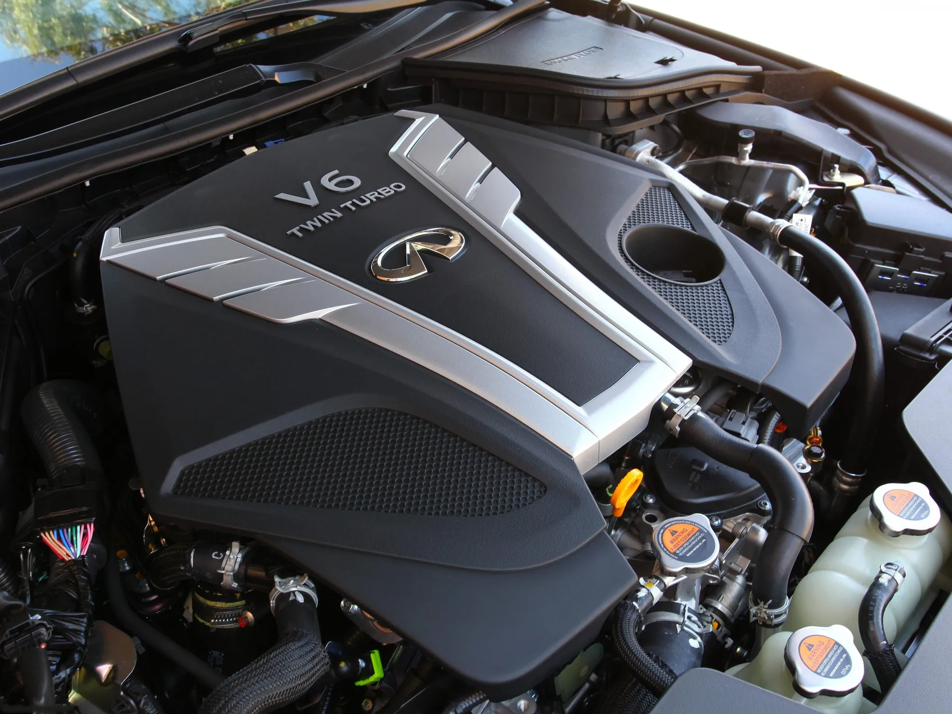 Infiniti Q60 (2017) – motorový prostor