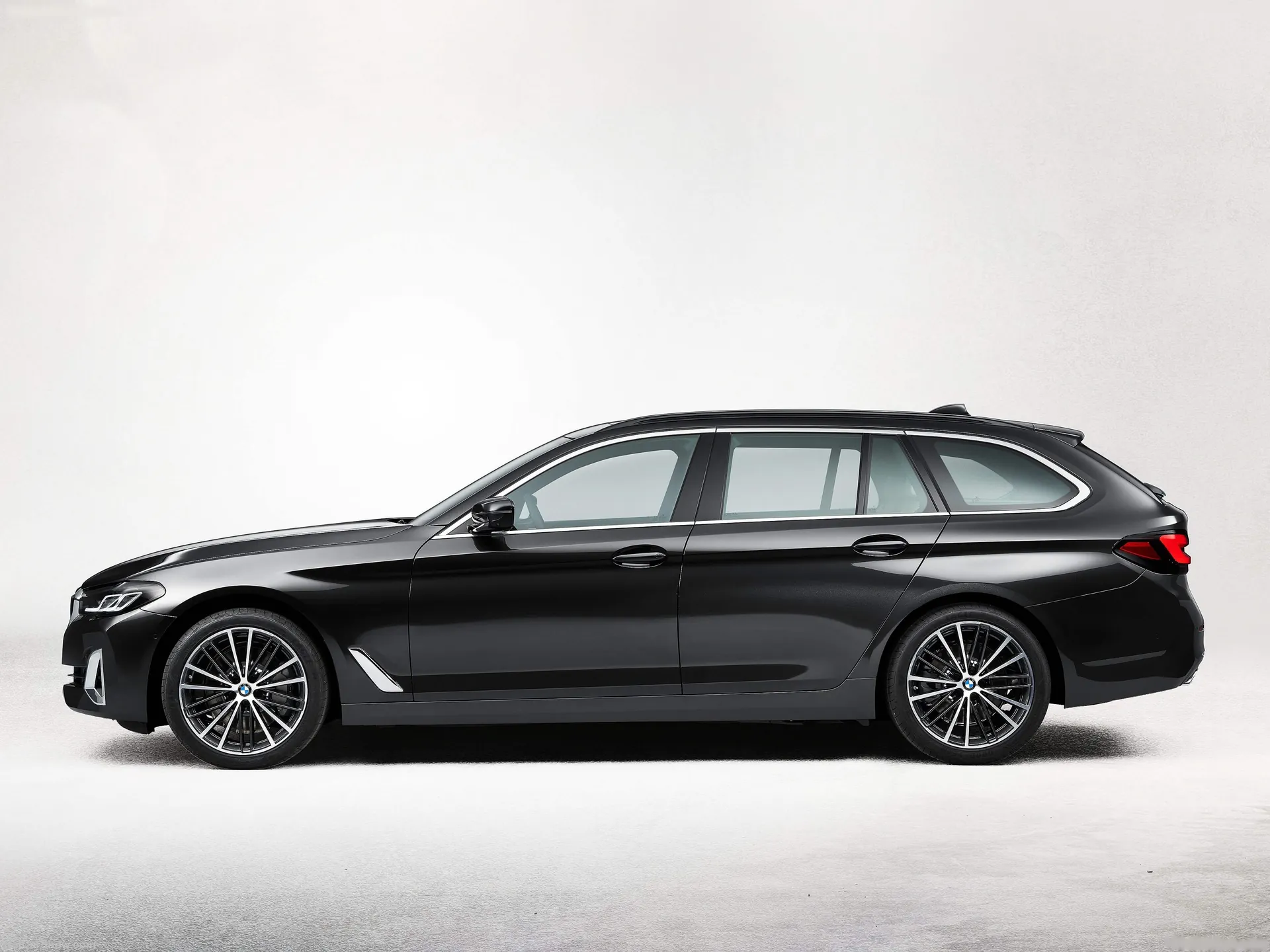 BMW 5-Series Touring (2021) – boční profil
