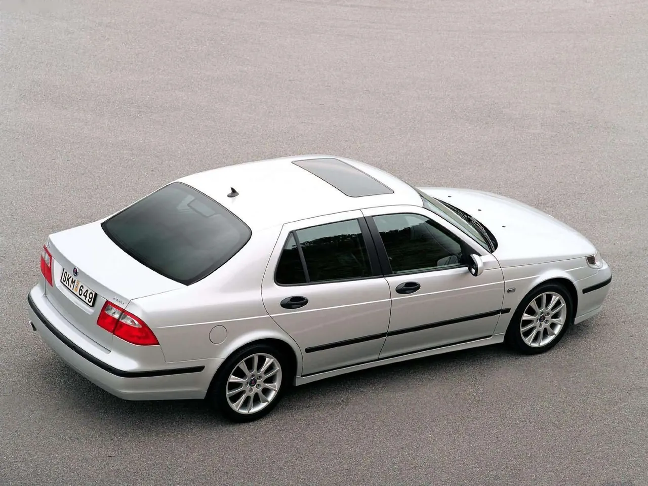 Saab 95 Aero Sedan (2003) – zadní tříčtvrteční pohled