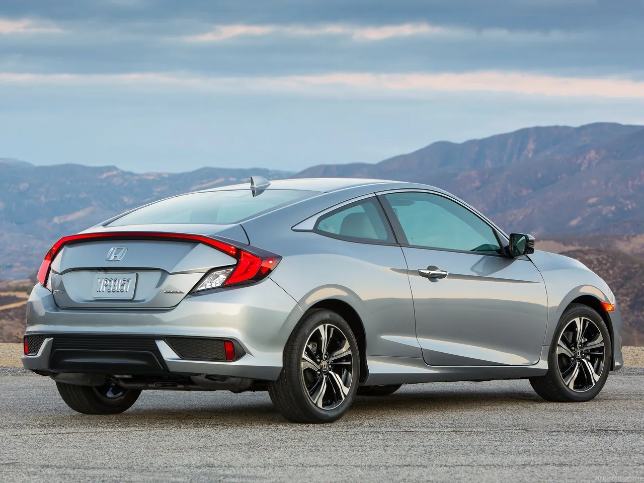 Honda Civic Coupe (2016) – zadní tříčtvrteční pohled