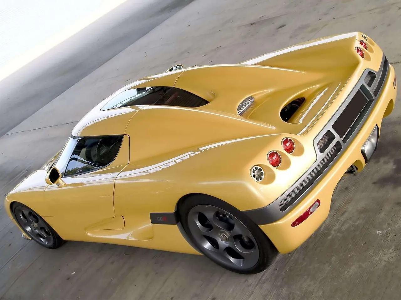 Koenigsegg CCR (2004) – zadní tříčtvrteční pohled