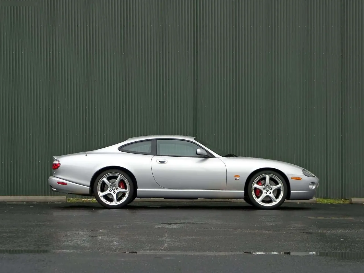 Jaguar XKR Coupe (2005) – boční profil