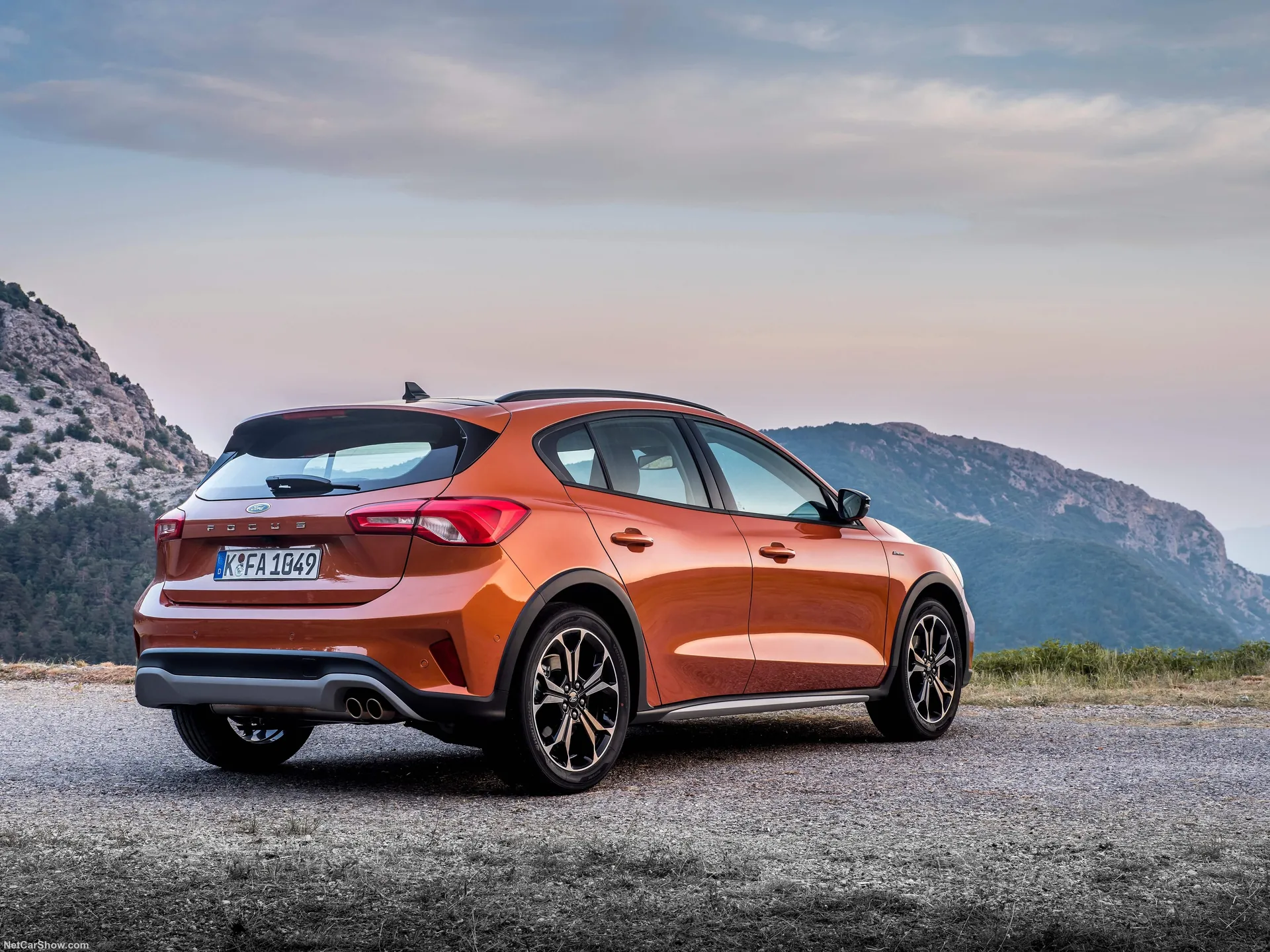 Ford Focus Active (2019) – zadní tříčtvrteční pohled