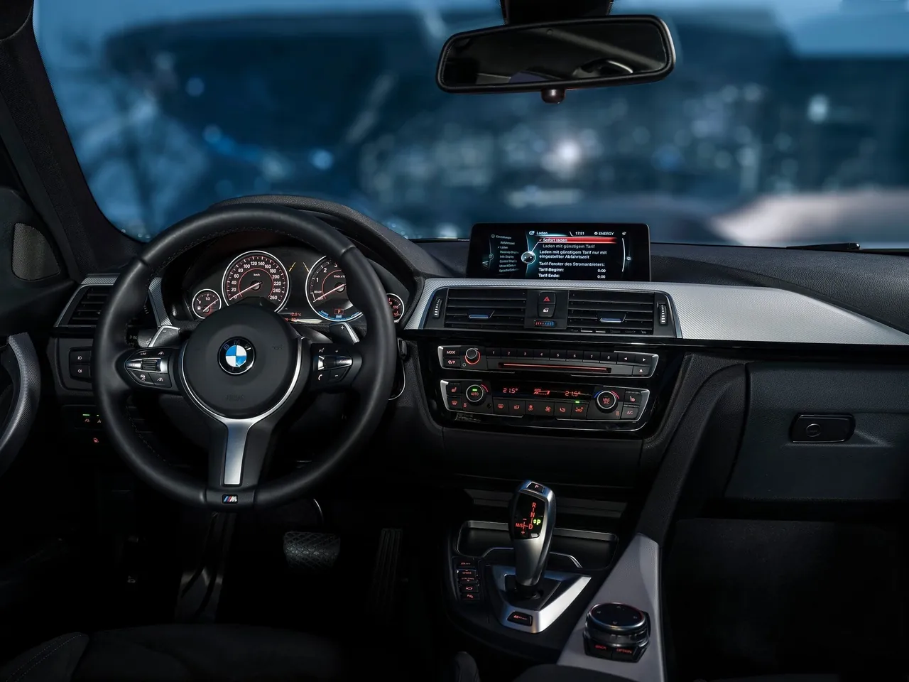 BMW 330e (2016) – interiér