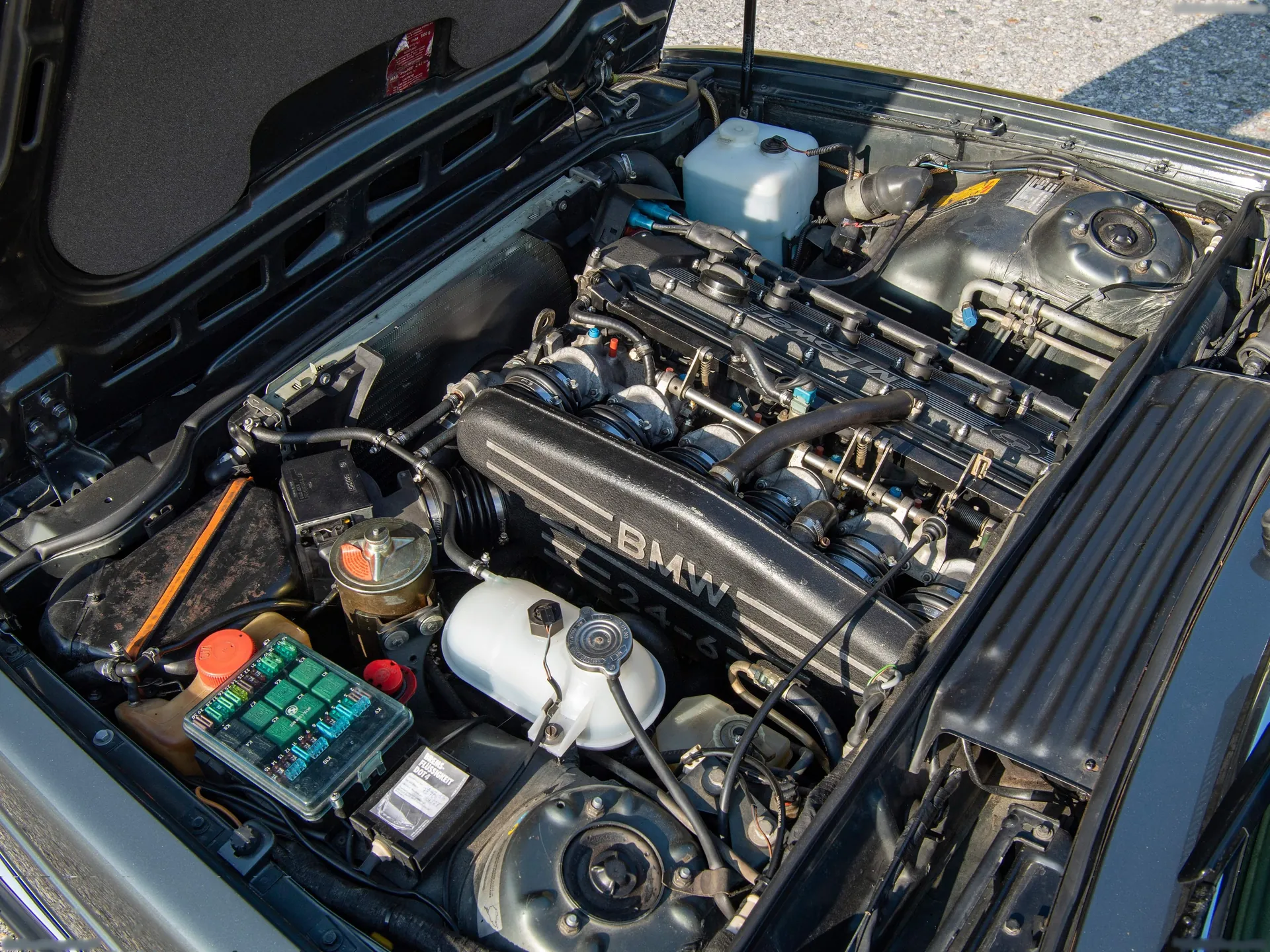 BMW M 635 CSi (1986) – motorový prostor