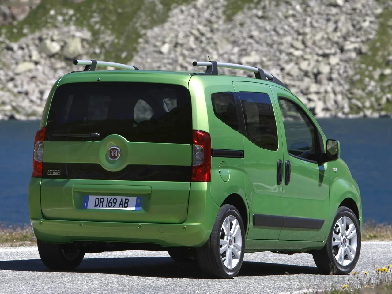 Fiat Fiorino Qubo (2009) – zadní tříčtvrteční pohled