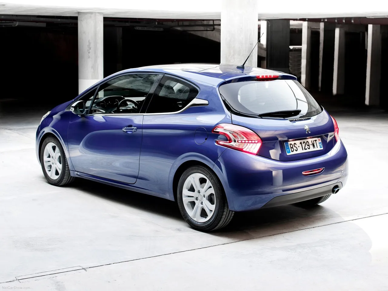 Peugeot 208 (2013) – zadní tříčtvrteční pohled