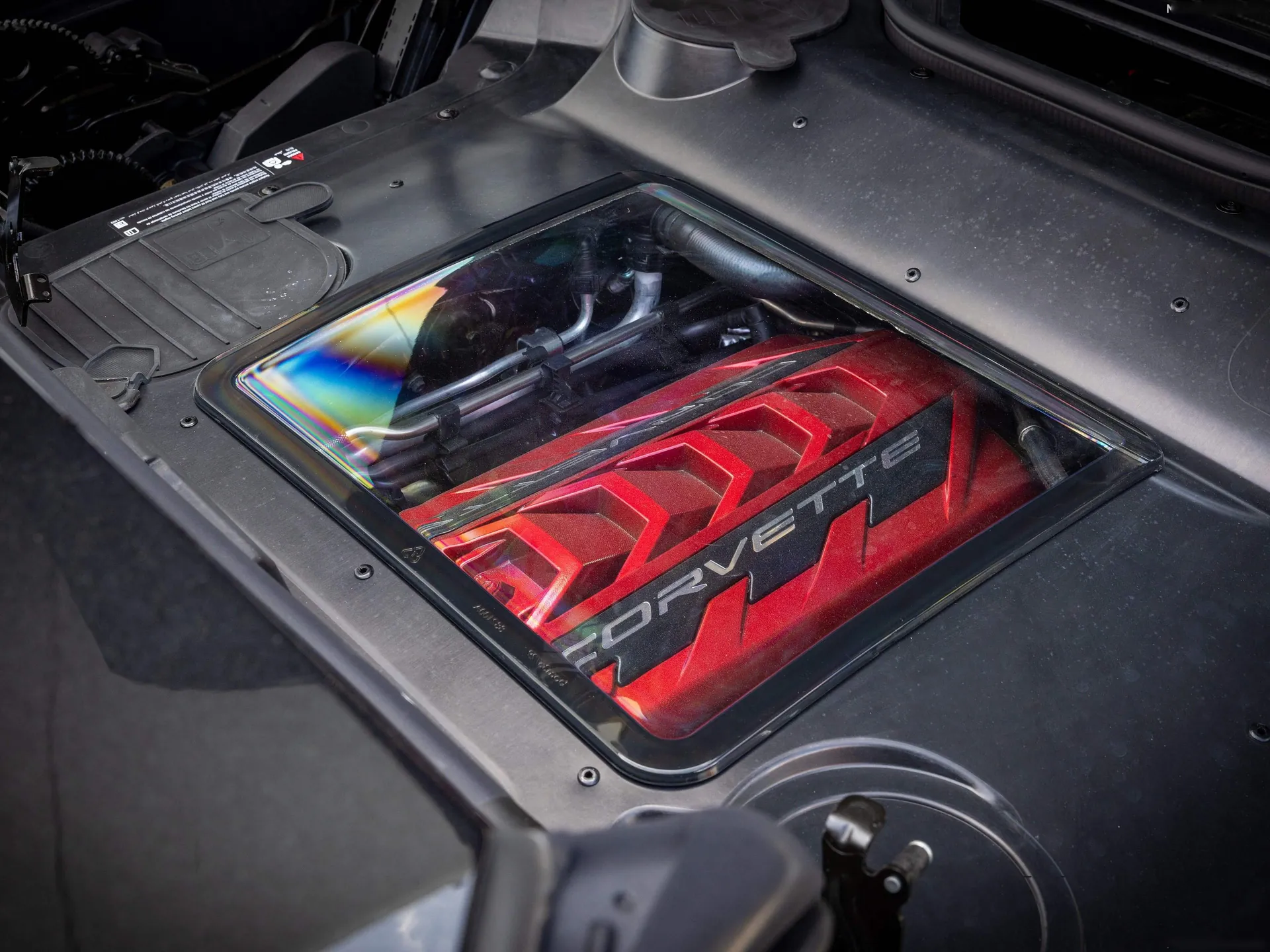 Chevrolet Corvette Stingray Convertible [EU] (2026) – motorový prostor