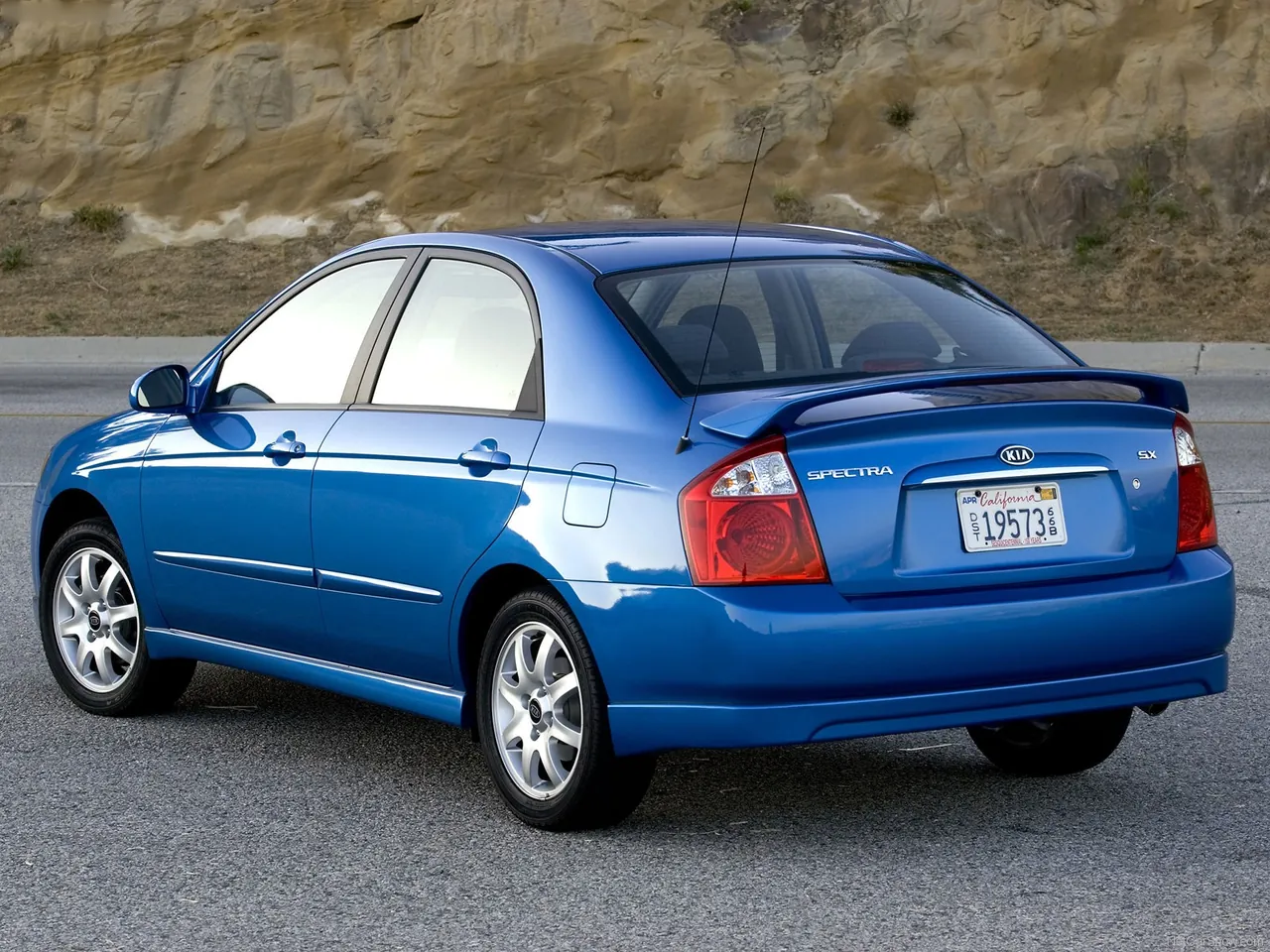 Kia Spectra (2006) – zadní tříčtvrteční pohled