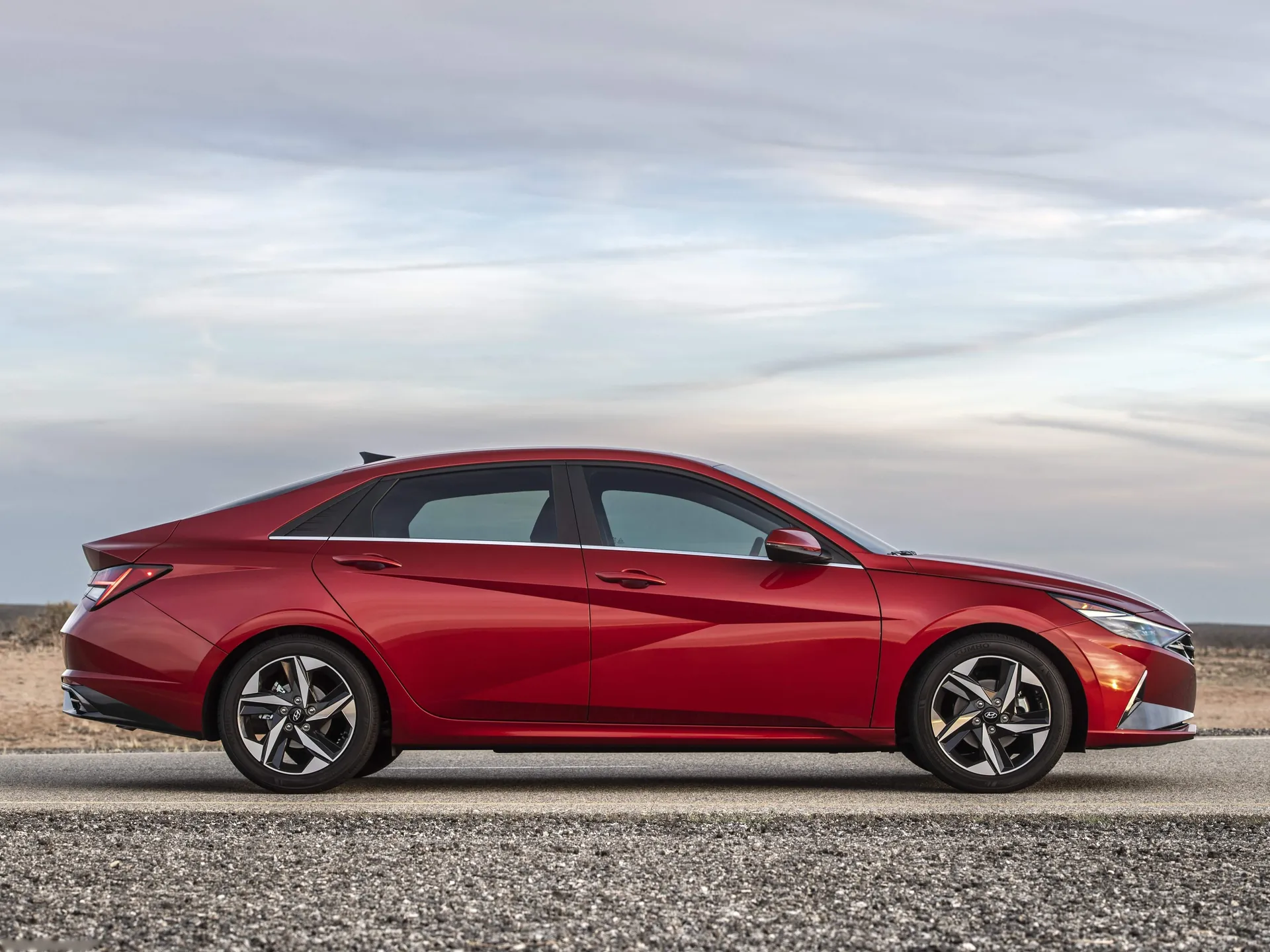 Hyundai Elantra (2021) – boční profil