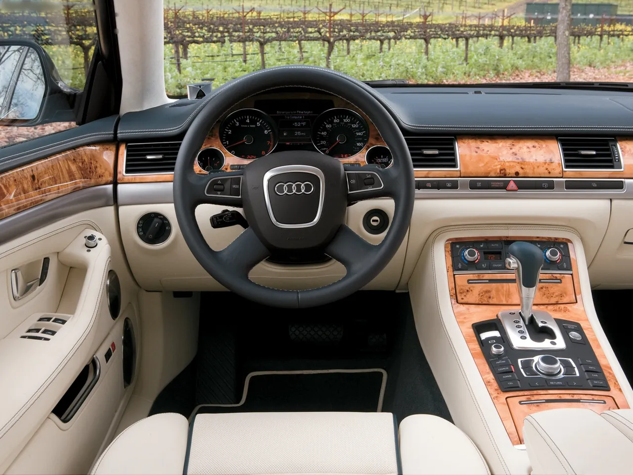 Audi A8L W12 quattro (2008) – interiér