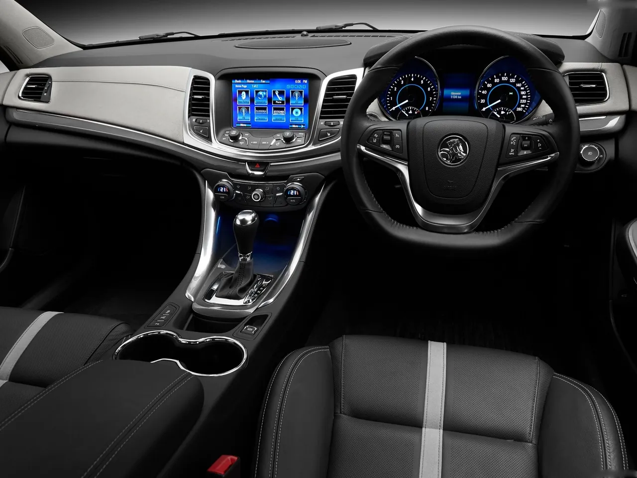 Holden VF Commodore Calais V (2014) – interiér