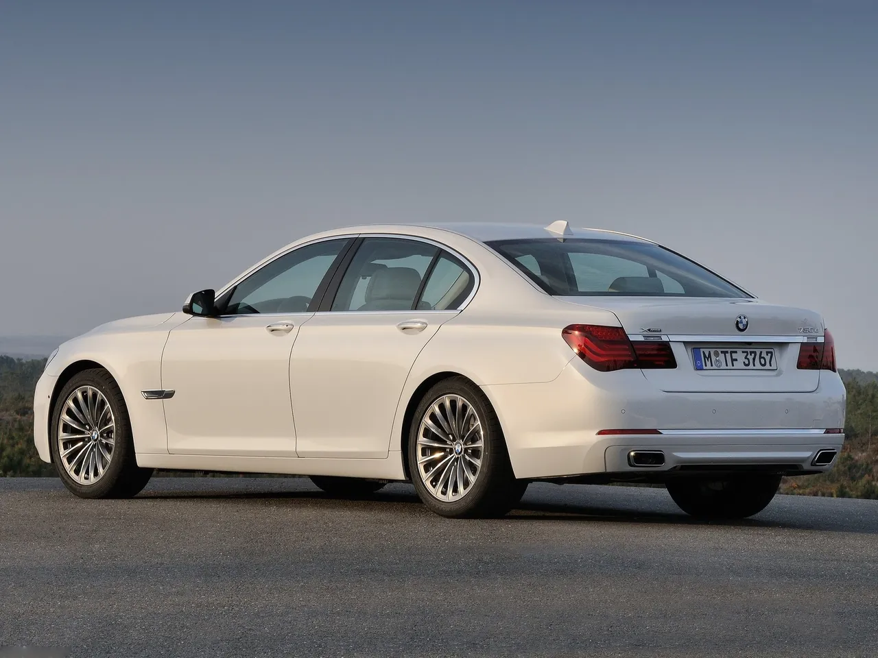 BMW 7-Series (2013) – zadní tříčtvrteční pohled