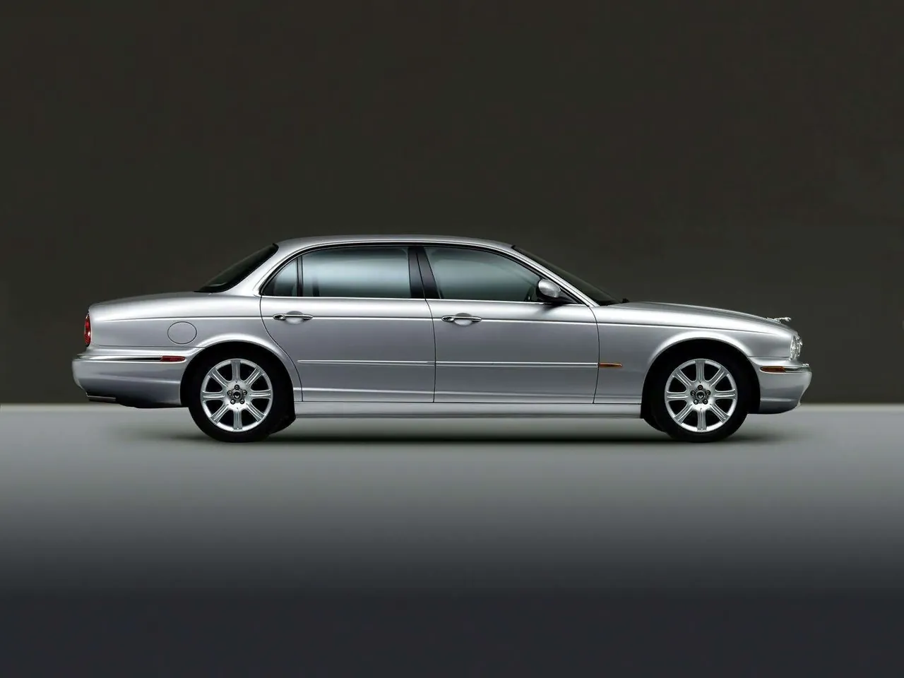 Jaguar XJ8 L (2005) – boční profil