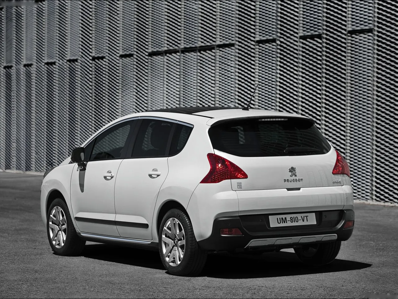 Peugeot 3008 HYbrid4 (2012) - Rear Three-Quarter