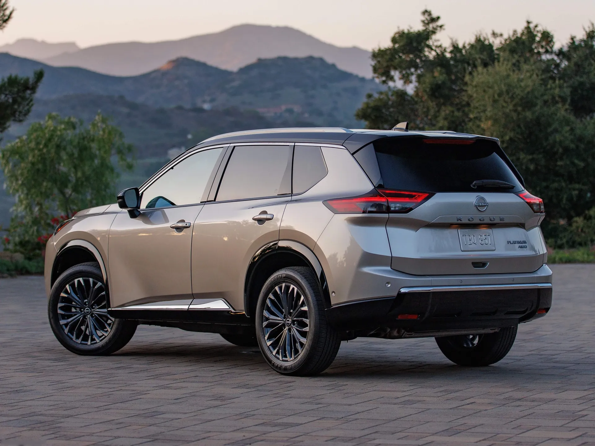 Nissan Rogue (2024) – zadní tříčtvrteční pohled