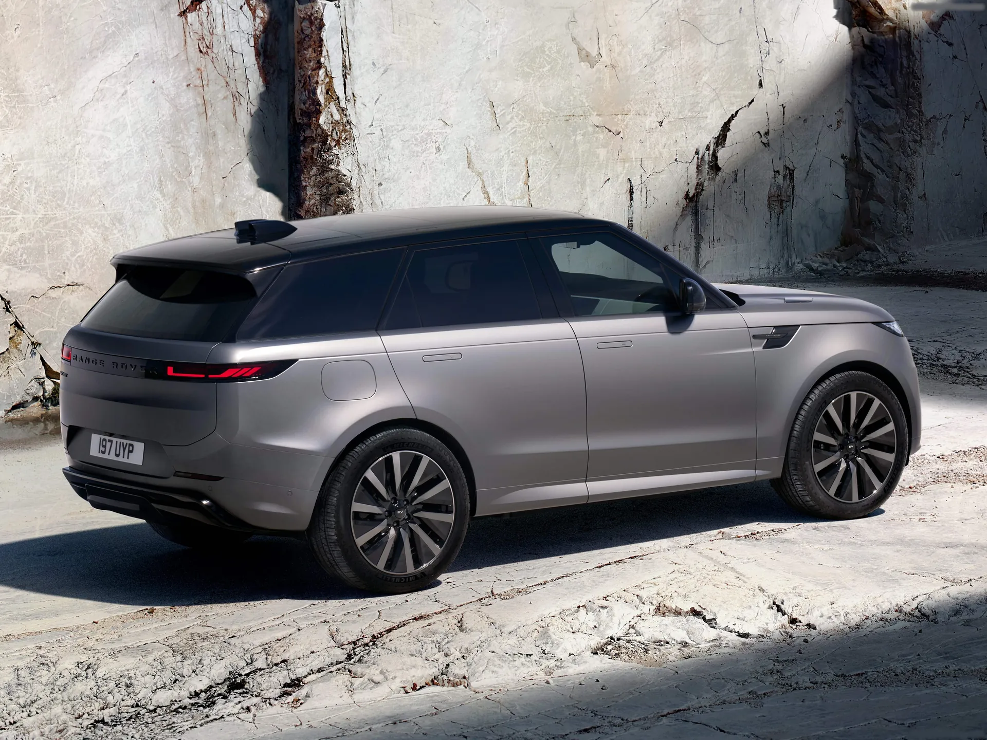 Land Rover Range Rover Sport Electric (2027) – zadní tříčtvrteční pohled