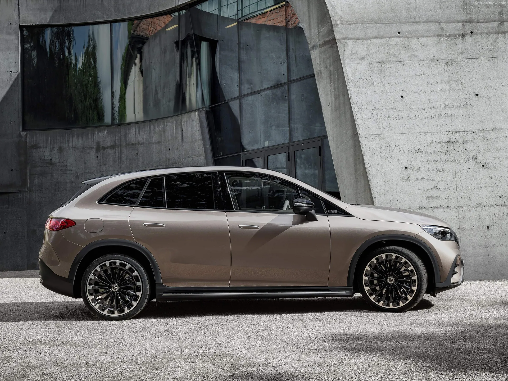 Mercedes-Benz EQE SUV (2024) - Side Profile