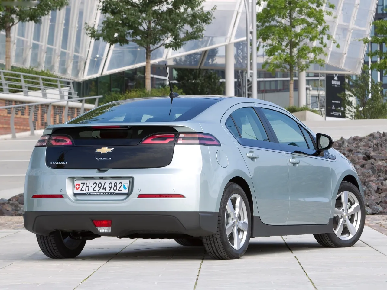 Chevrolet Volt (2011) – zadní tříčtvrteční pohled