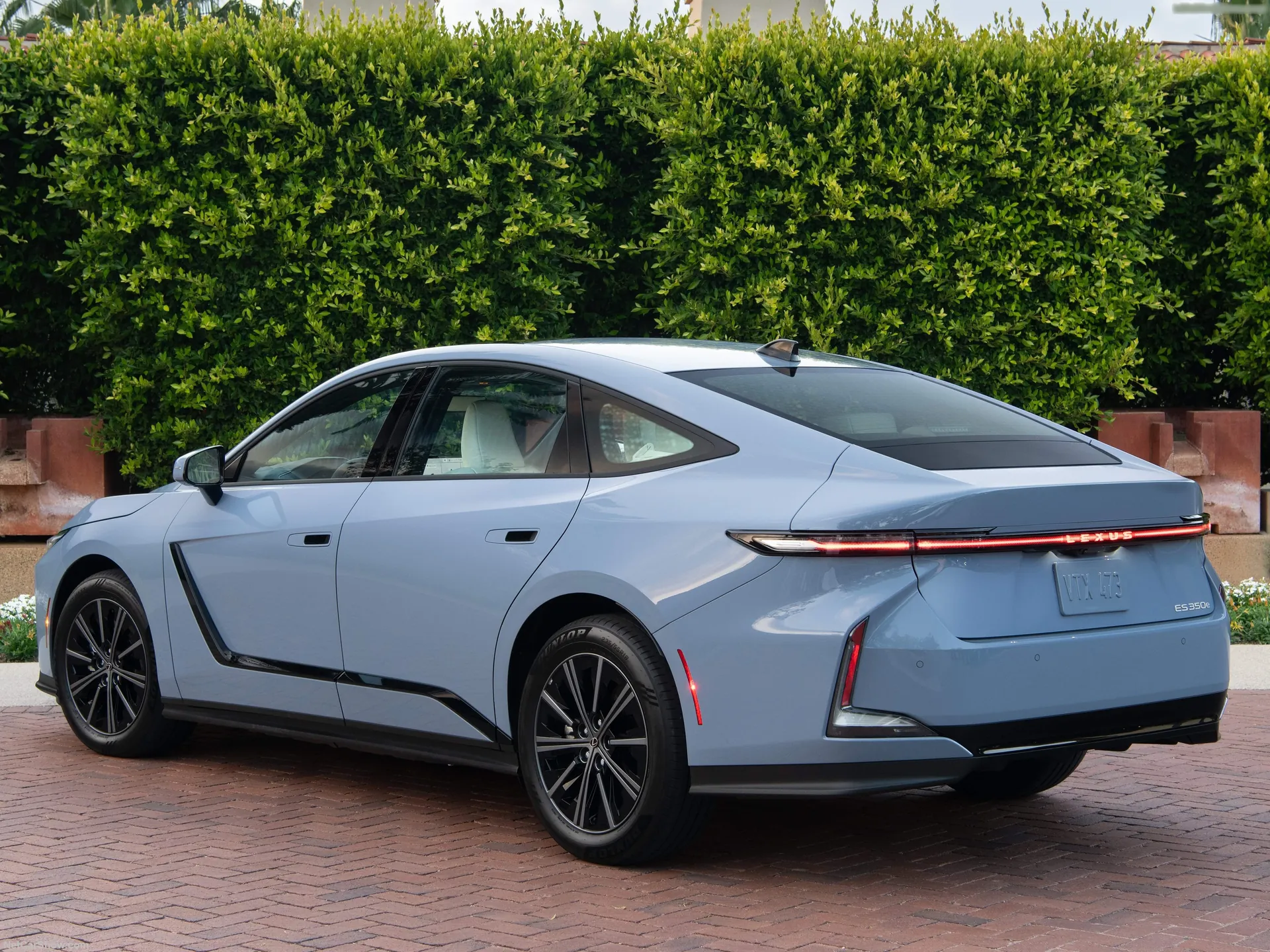 Lexus ES 350e (2026) – zadní tříčtvrteční pohled