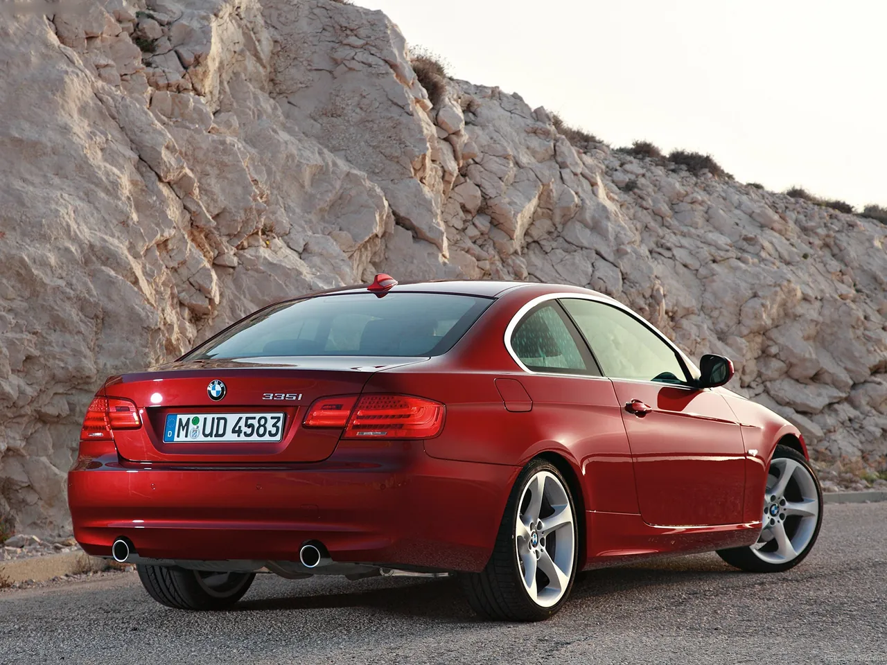 BMW 3-Series Coupe (2011) – zadní tříčtvrteční pohled