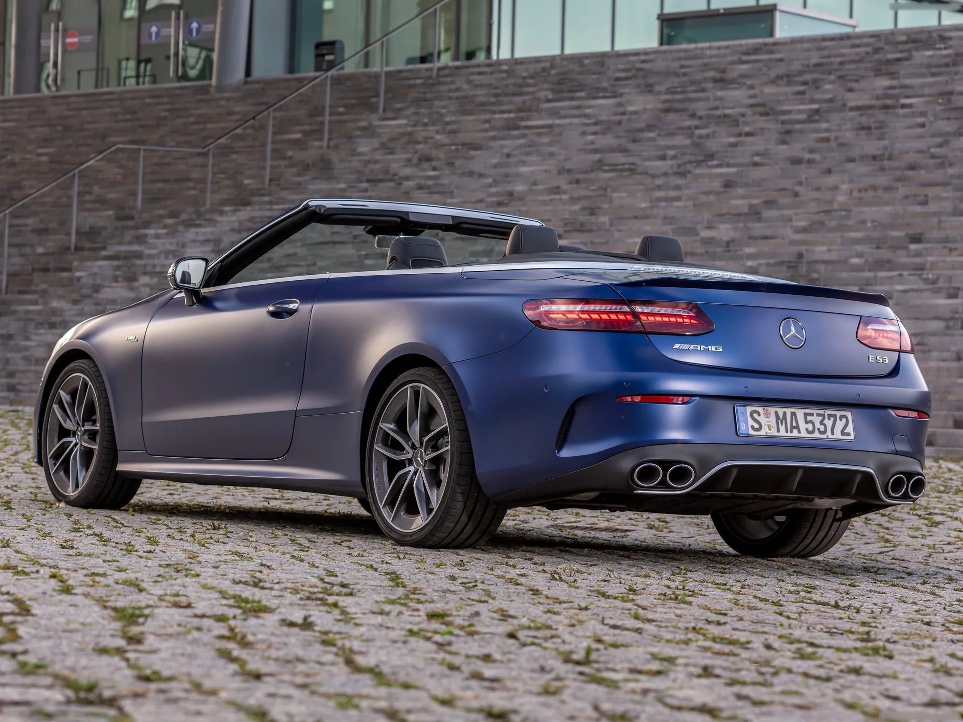 Mercedes-Benz E53 AMG Cabriolet (2021) – zadní tříčtvrteční pohled