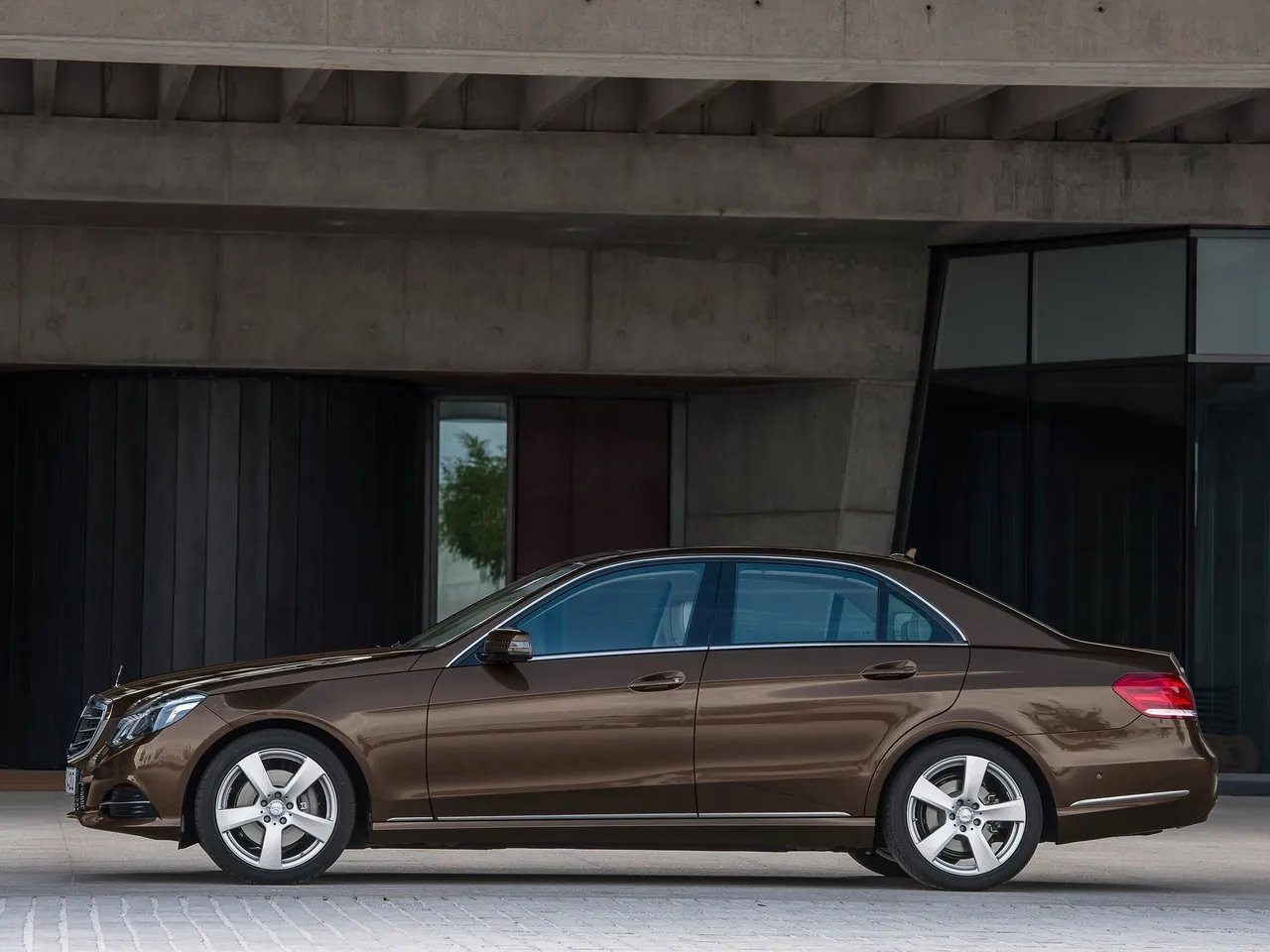 Mercedes-Benz E-Class (2014) – boční profil