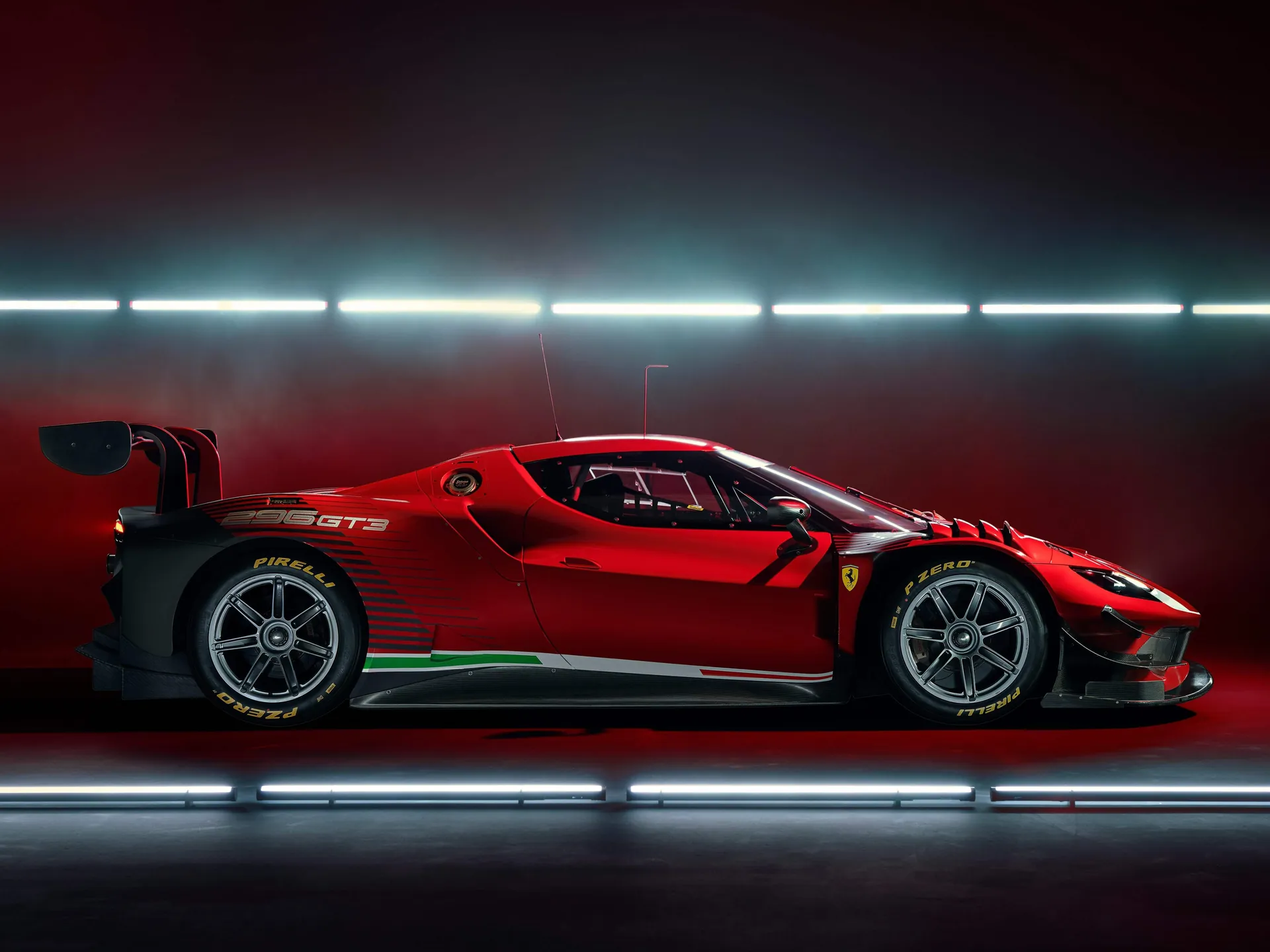 Ferrari 296 GT3 (2023) – boční profil