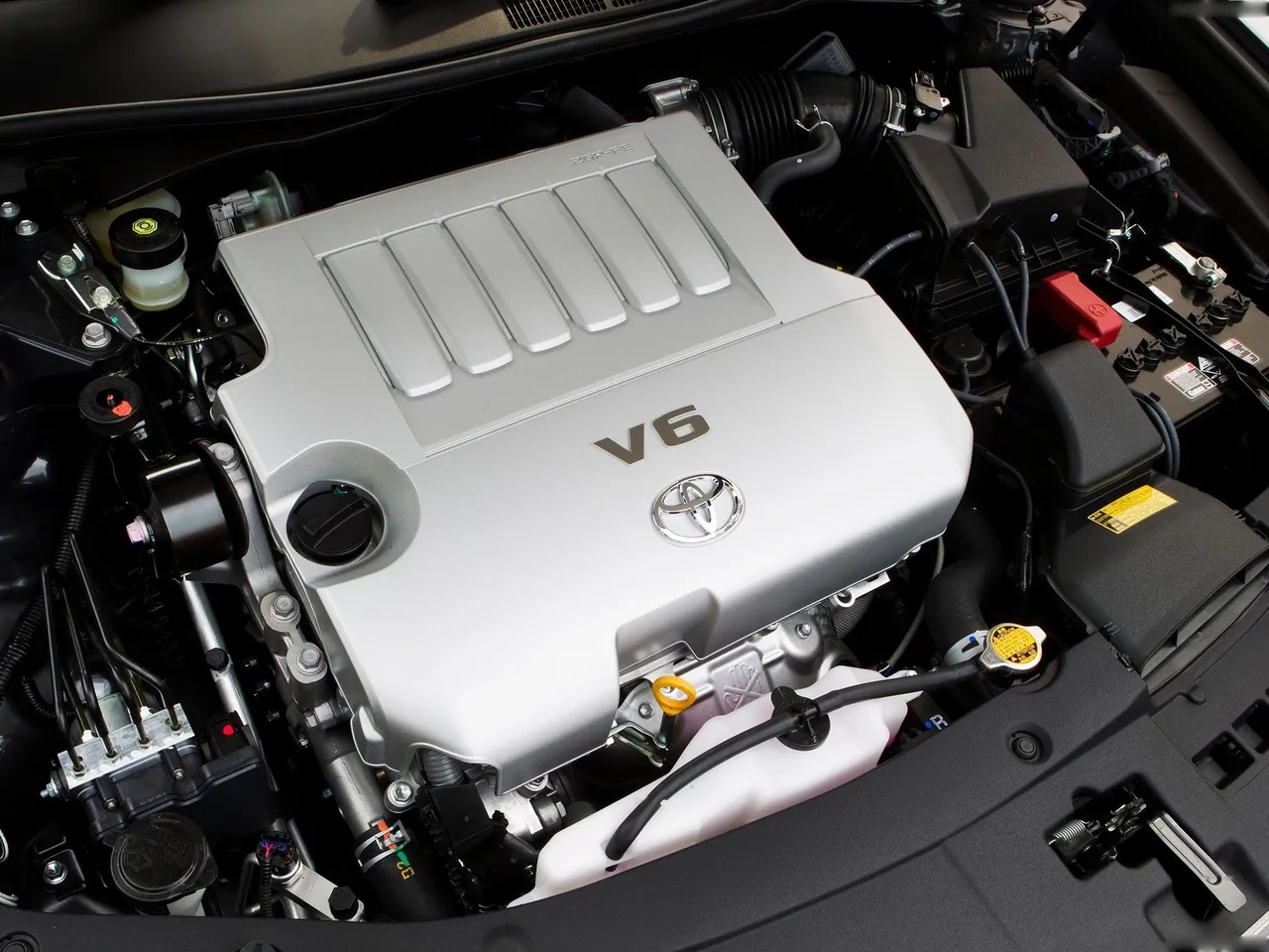 Toyota Aurion (2012) – motorový prostor
