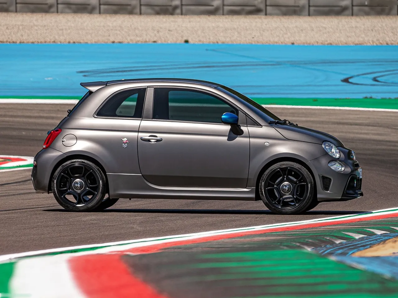Fiat F595 Abarth (2022) – boční profil