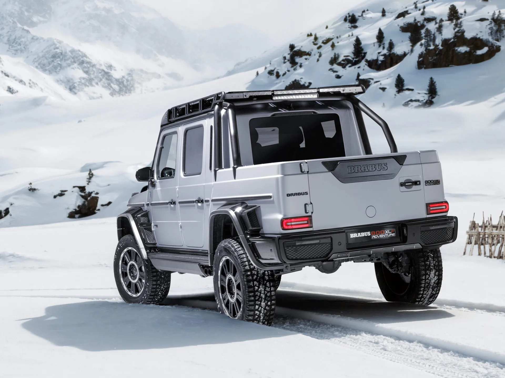 Brabus 800 Adventure XLP (2020) – zadní tříčtvrteční pohled