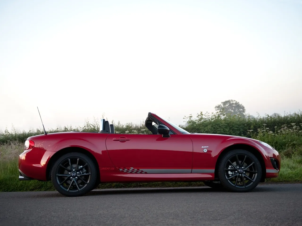 Mazda MX-5 Kuro (2012) – boční profil
