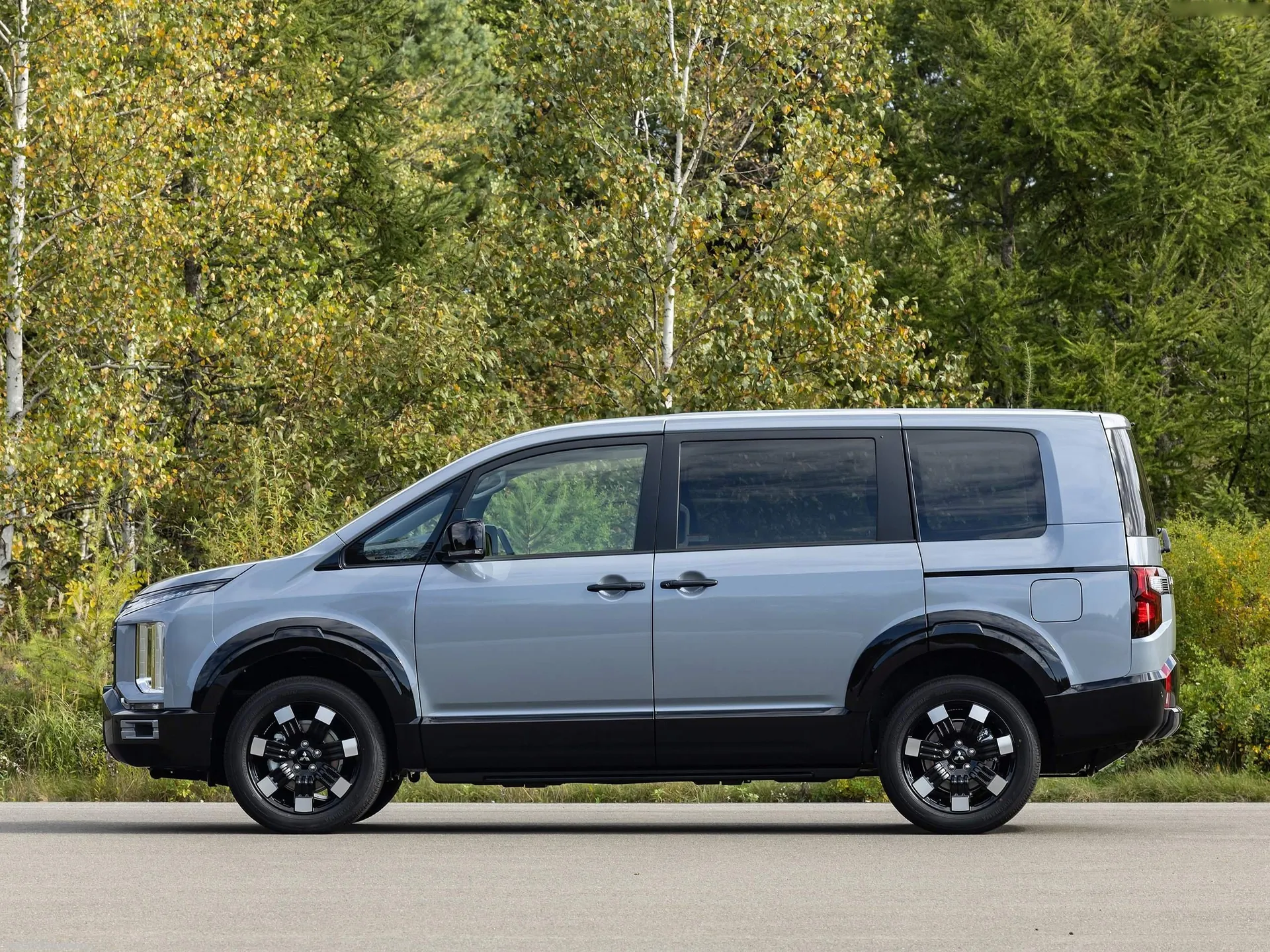 Mitsubishi Delica D5 Concept (2025) – boční profil