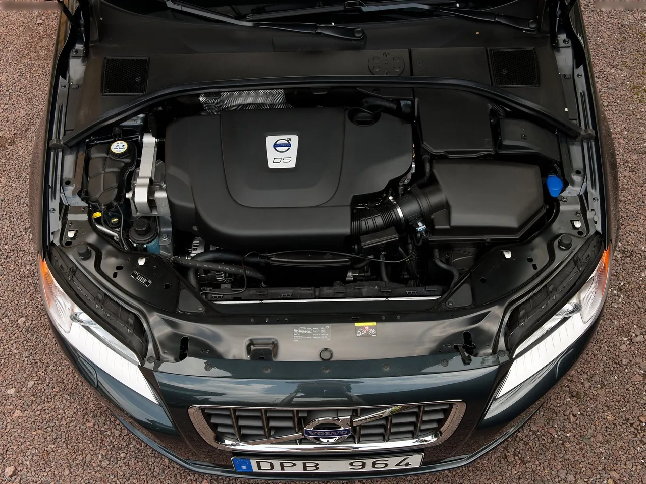 Volvo V70 (2008) – motorový prostor
