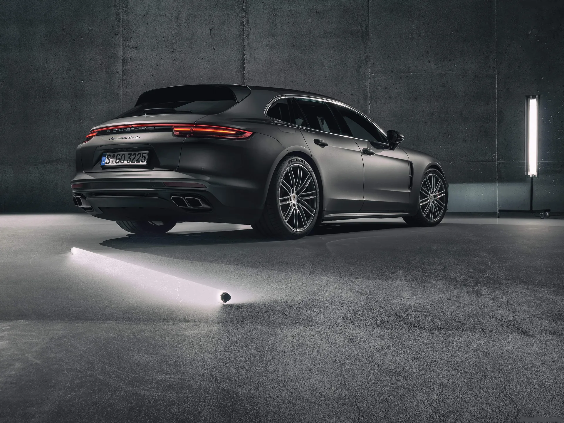 Porsche Panamera Sport Turismo (2018) – zadní tříčtvrteční pohled