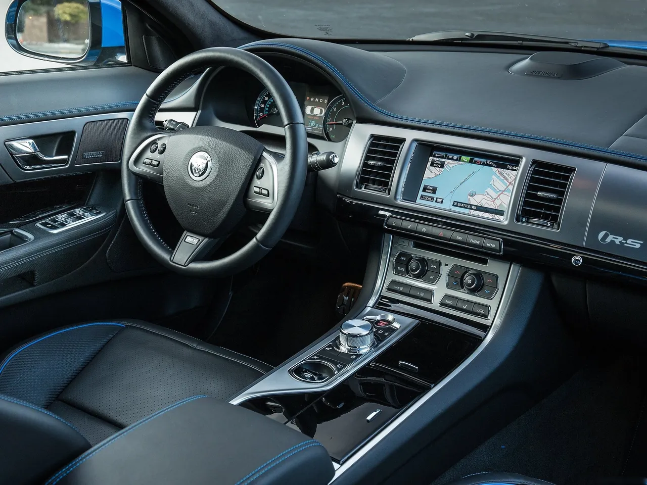 Jaguar XFR-S (2014) – interiér