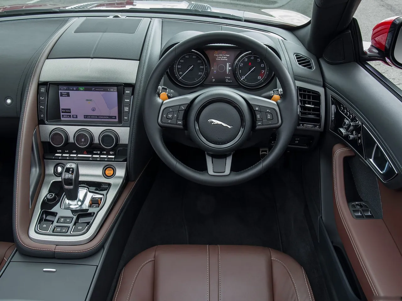 Jaguar F-Type (2014) – interiér