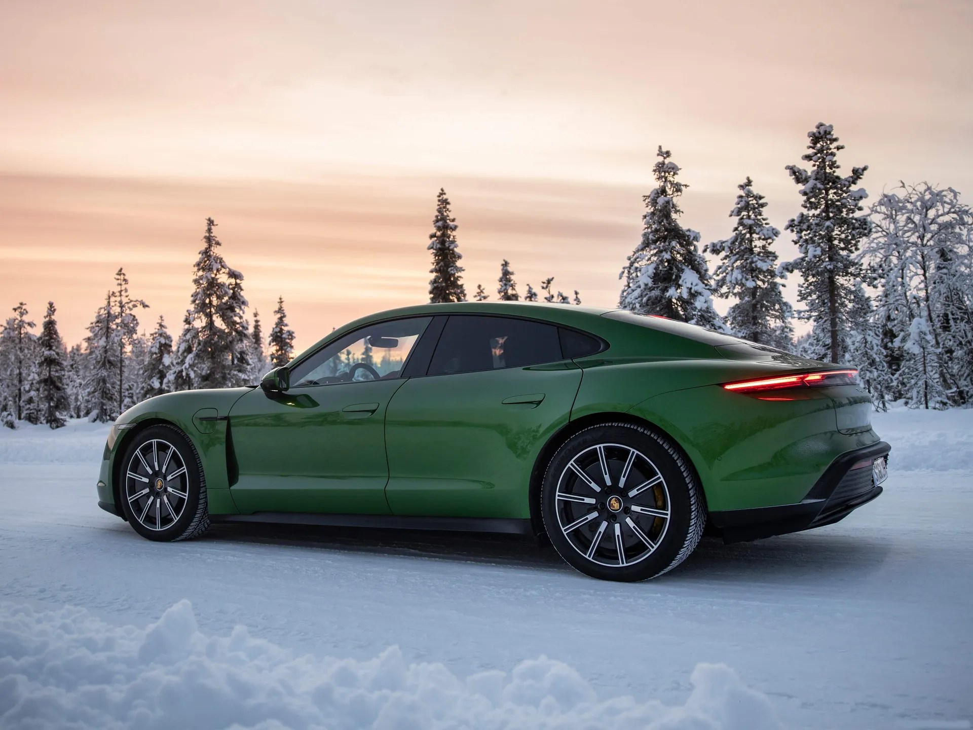 Porsche Taycan 4S (2020) – boční profil