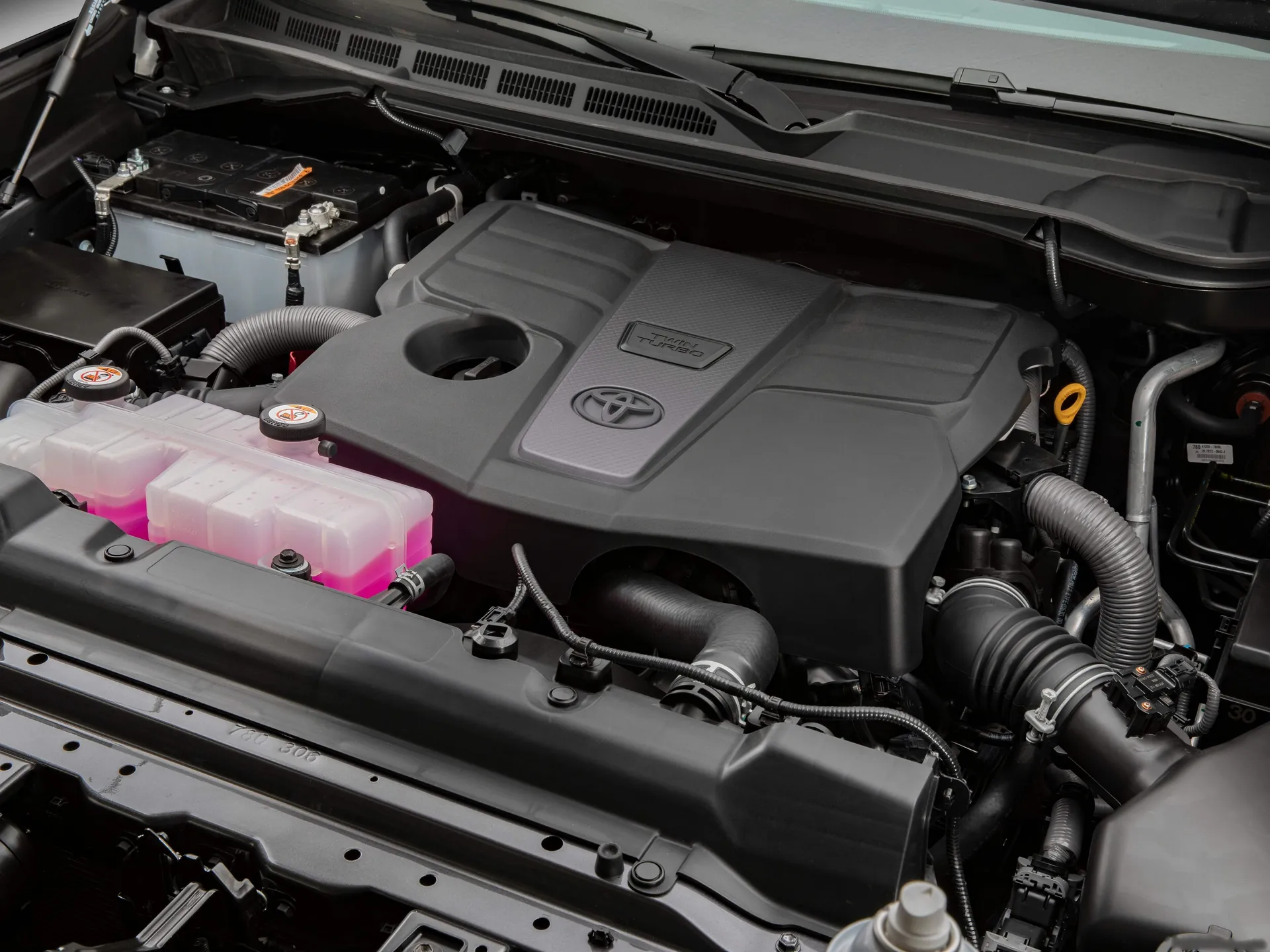 Toyota Tundra (2022) - Engine Bay