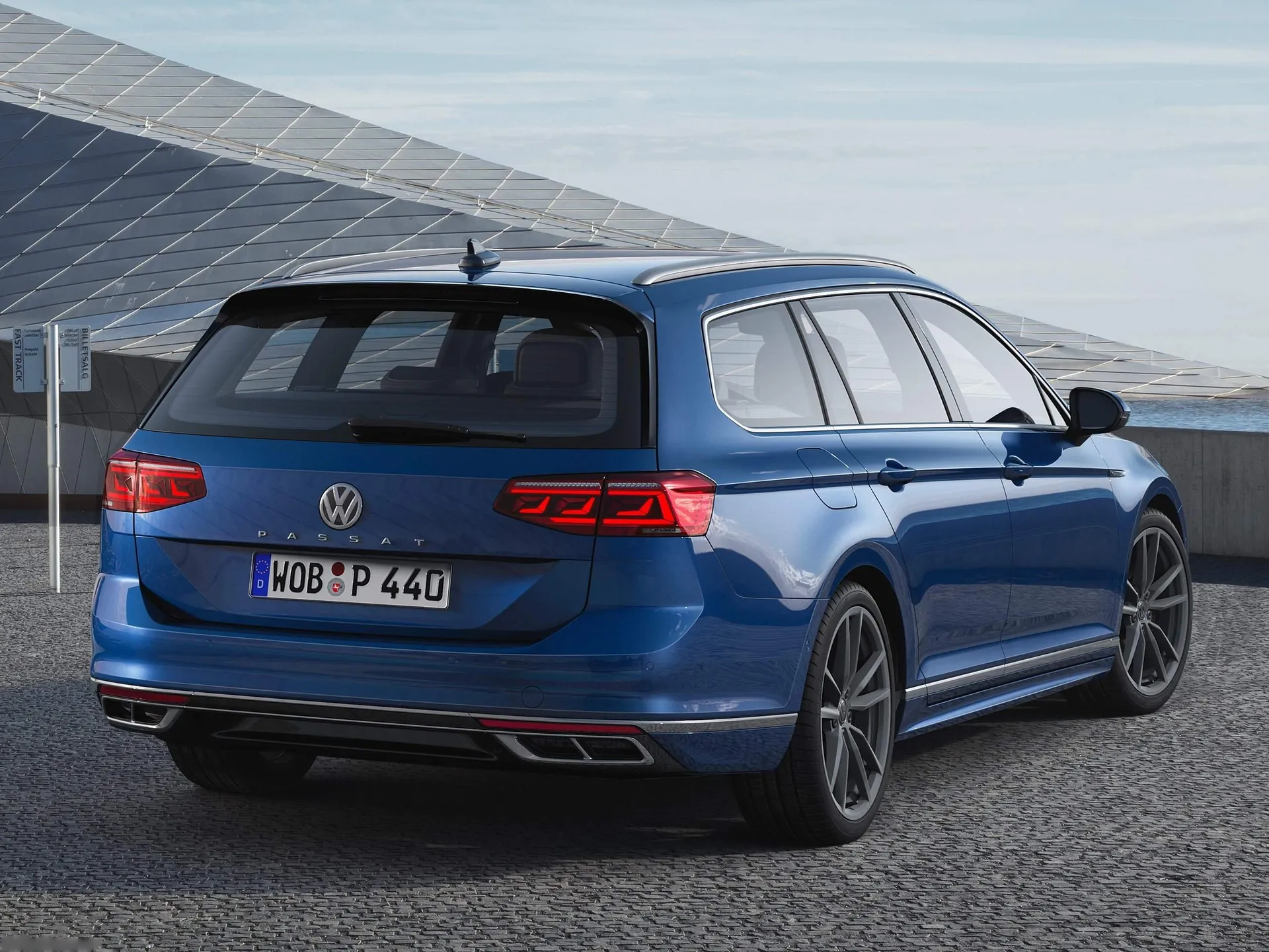 Volkswagen Passat Variant (2020) - Rear Three-Quarter