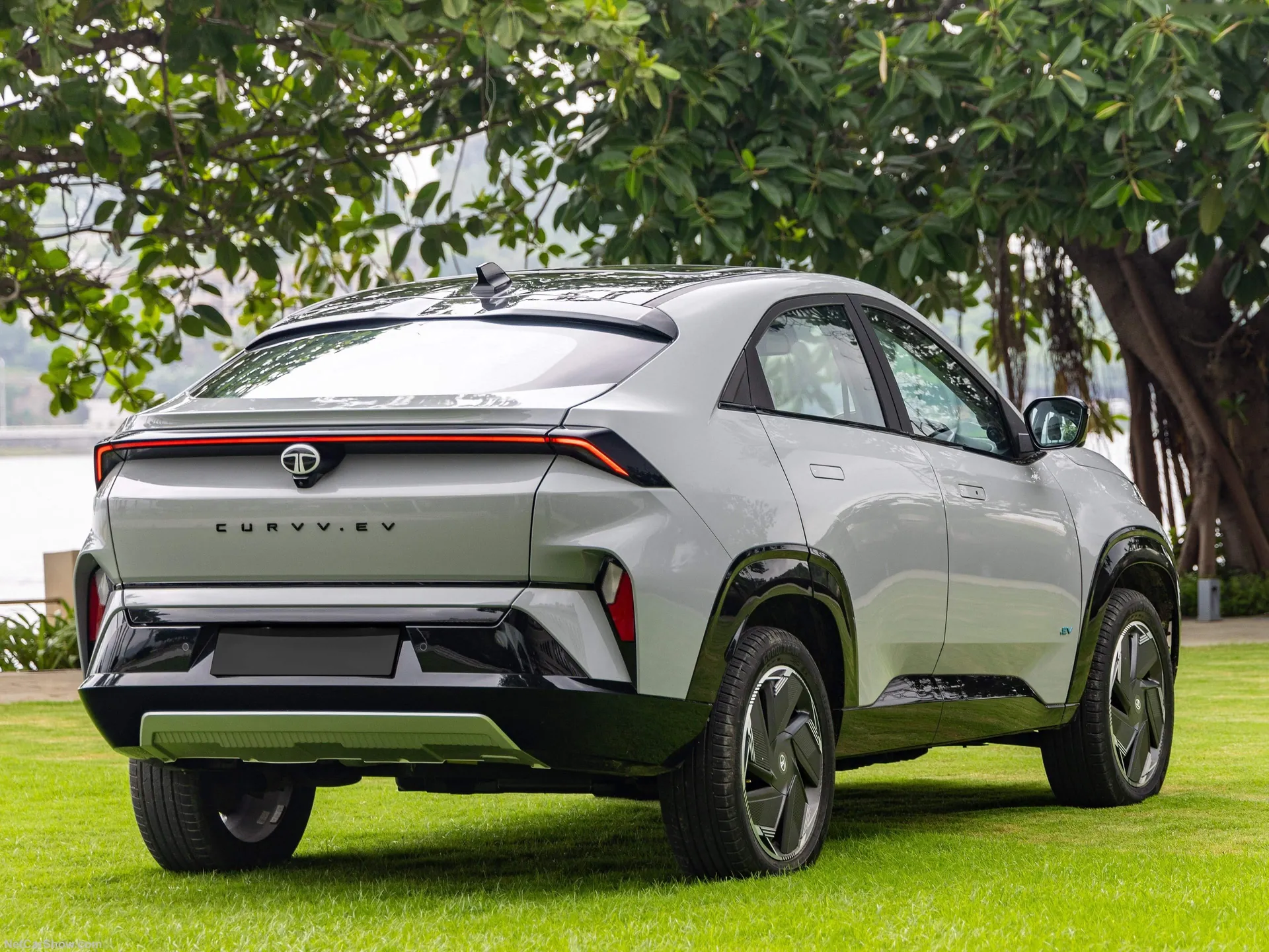 Tata Curvv.ev (2025) – zadní tříčtvrteční pohled