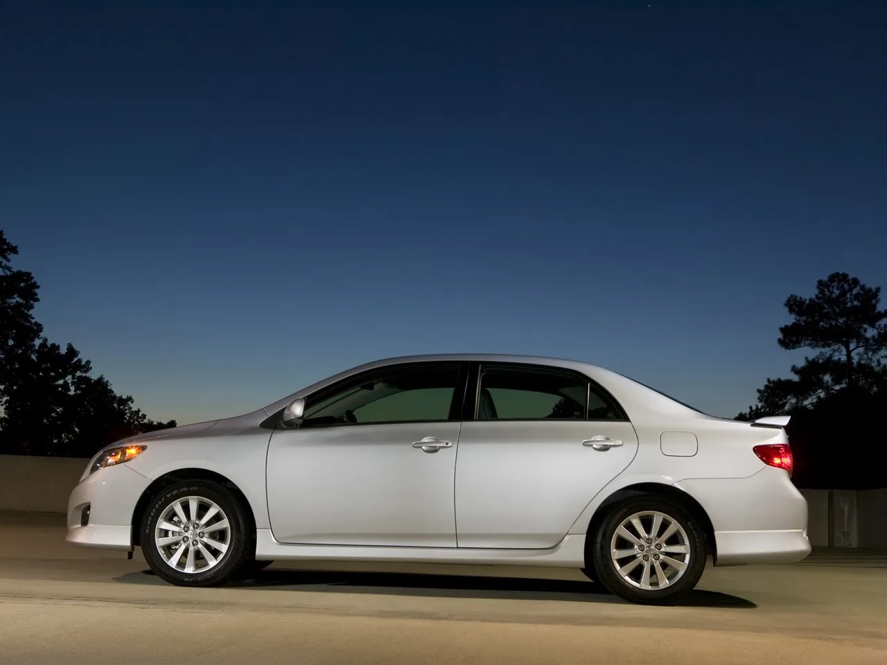 Toyota Corolla Sedan (2009) - Side Profile